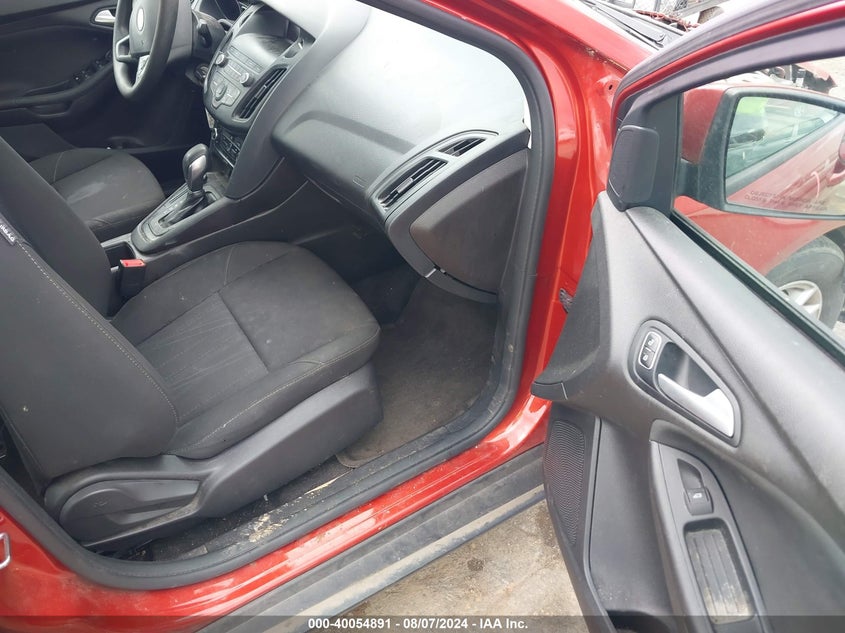 VIN: 1FADP3F27JL255127 2018 FORD FOCUS SE