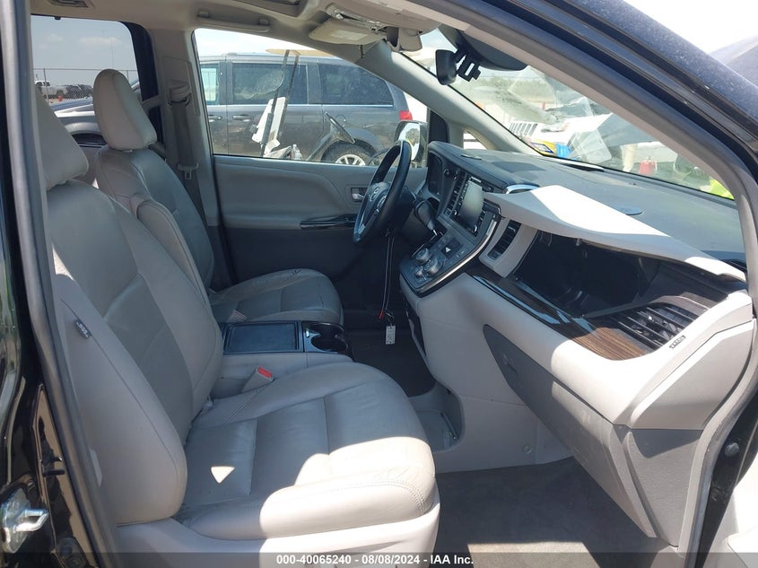 VIN 5TDYZ3DC6JS912855 2018 TOYOTA SIENNA XLE 8 PASSENGER