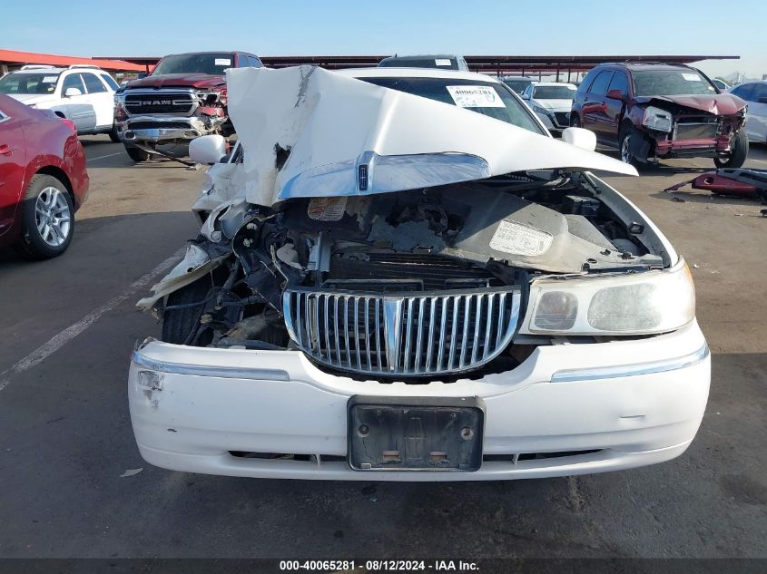 1LNHM83W0XY716443 1999 Lincoln Town Car Cartier