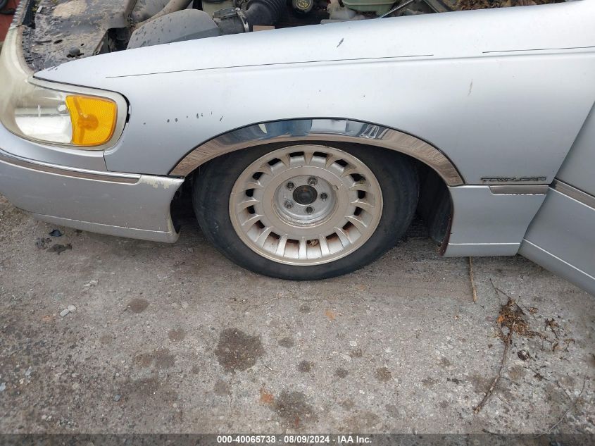 1999 Lincoln Town Car Executive VIN: 1LNHM81W2XY646575 Lot: 40065738