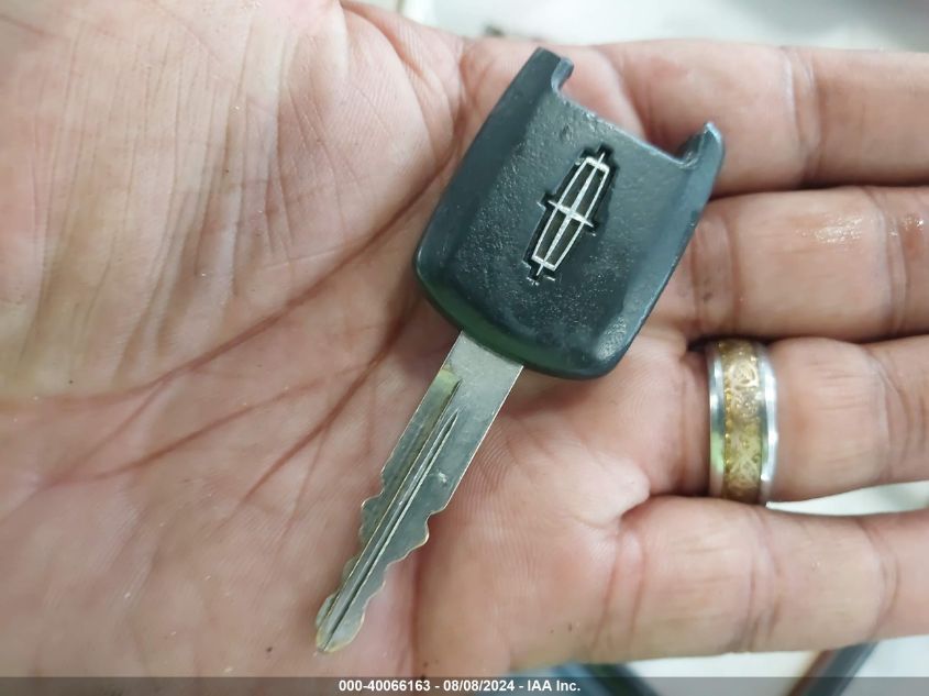 2003 Lincoln Town Car Executive VIN: 1LNHM81WX3Y655826 Lot: 40066163