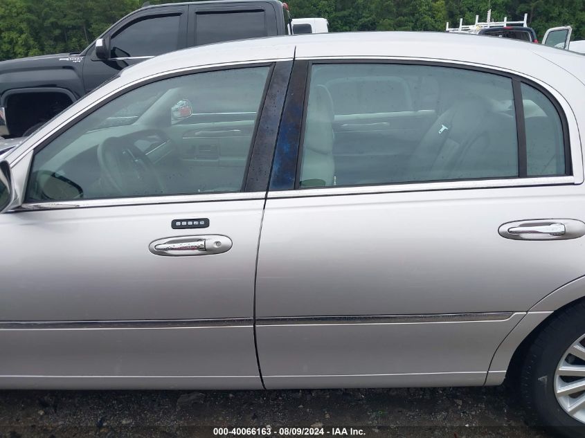 2003 Lincoln Town Car Executive VIN: 1LNHM81WX3Y655826 Lot: 40066163