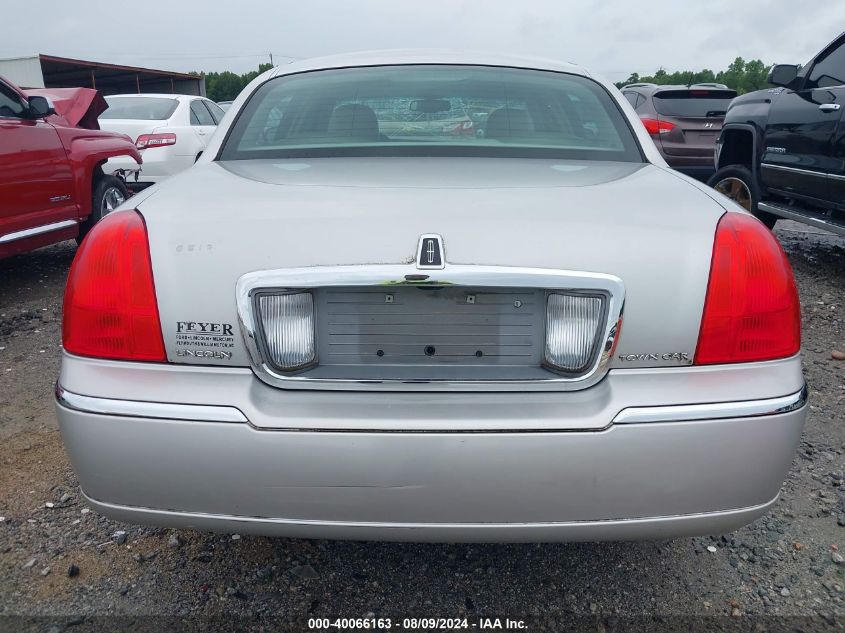 2003 Lincoln Town Car Executive VIN: 1LNHM81WX3Y655826 Lot: 40066163