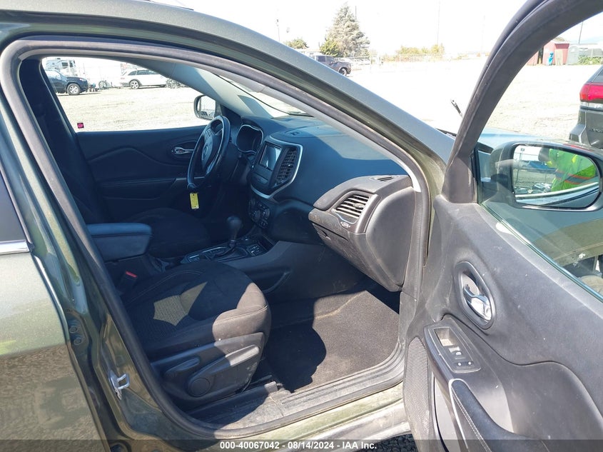 VIN 1C4PJMCB9KD482009 2019 JEEP CHEROKEE LATITUDE 4X4