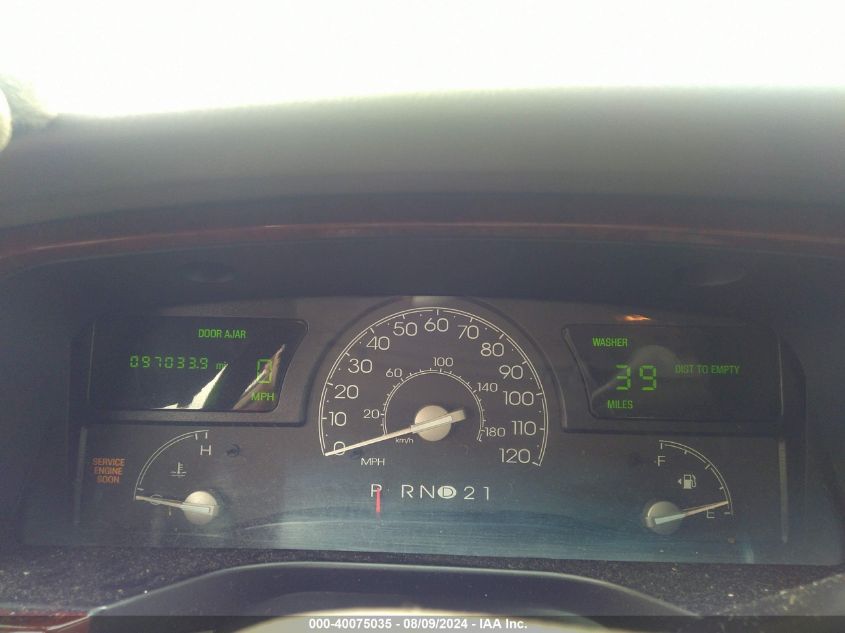 2003 Lincoln Town Car Signature VIN: 1LNHM82W83Y701104 Lot: 40075035