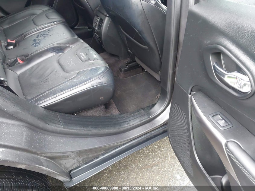 VIN 1C4PJLDB0KD232988 2019 JEEP CHEROKEE LIMITED FWD