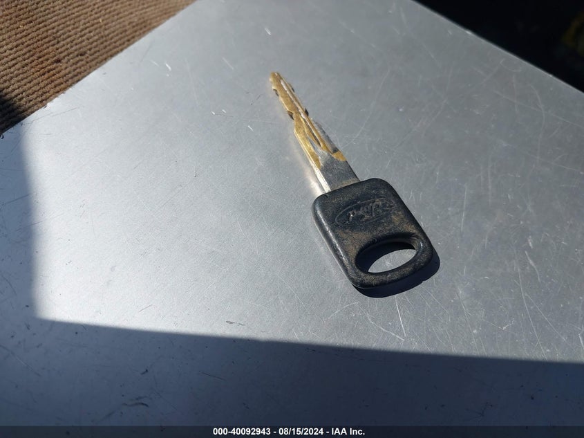 1999 Ford F-250 Lariat/Xl/Xlt VIN: 1FTNX21F4XEE04884 Lot: 40092943