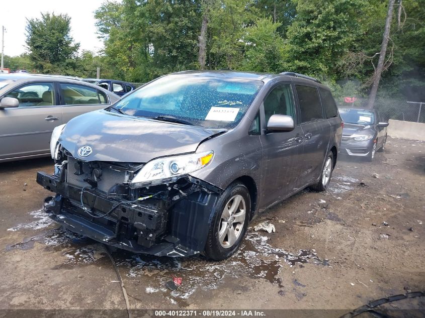 5TDKZ3DC1HS795363 2017 TOYOTA SIENNA - Image 2