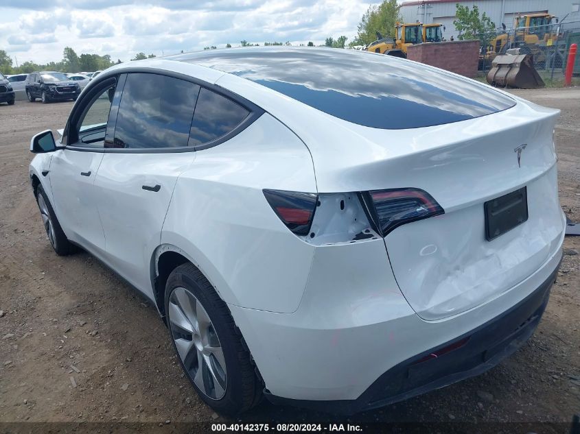 2024 Tesla Model Y VIN: 7SAYGDED7RF030082 Lot: 40142375