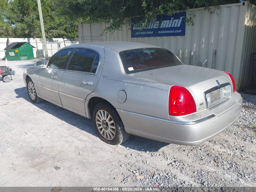 2003 Lincoln Town Car Signature VIN: 1LNHM82W33Y626988 Lot: 40154366