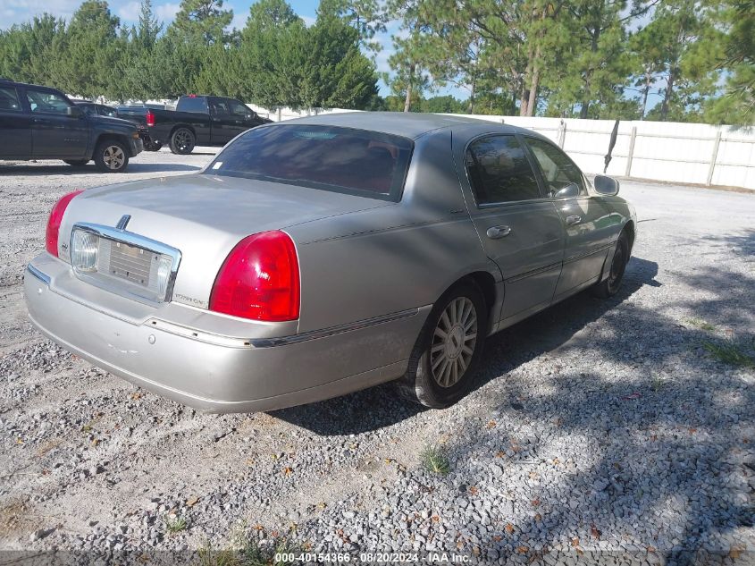 2003 Lincoln Town Car Signature VIN: 1LNHM82W33Y626988 Lot: 40154366