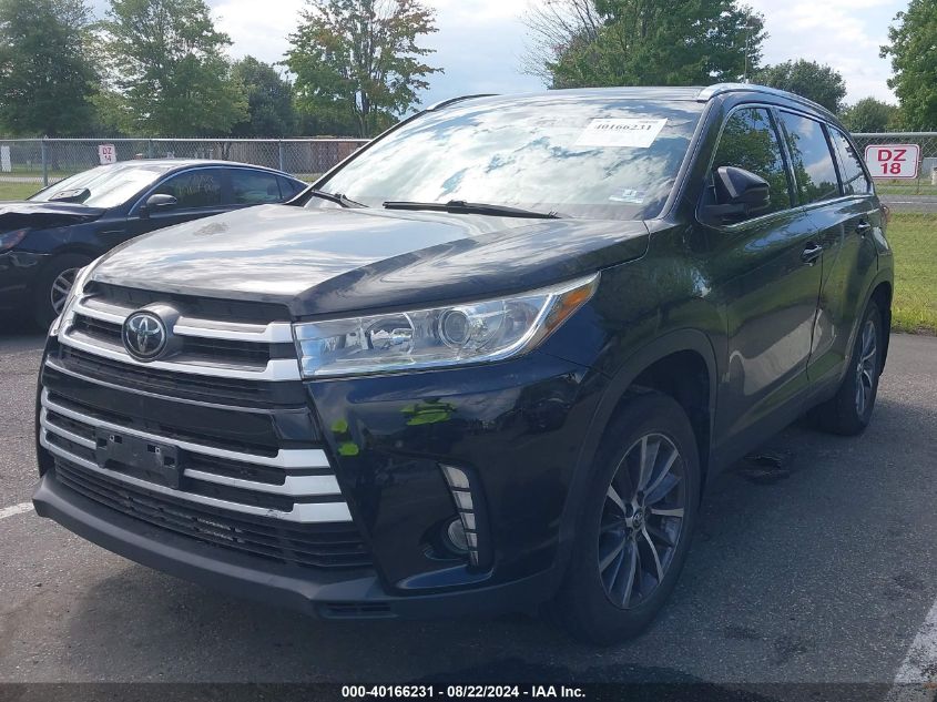 5TDJZRFH9JS559573 2018 TOYOTA HIGHLANDER - Image 2