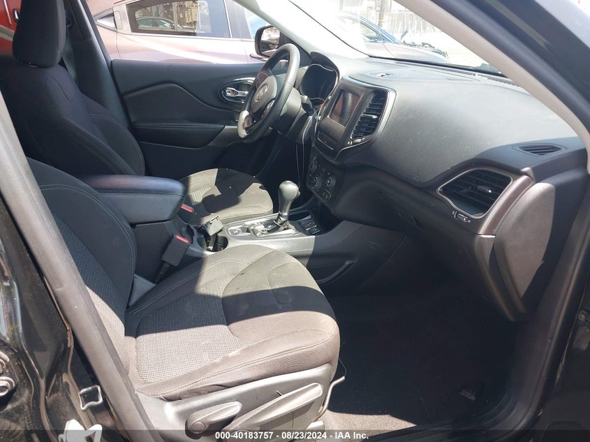 VIN 1C4PJLCB2KD406058 2019 JEEP CHEROKEE LATITUDE