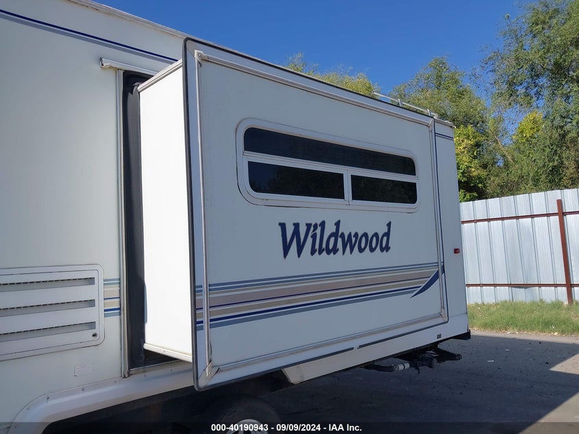 2002 Forest River Wildwood   White vin: 4X4TWDB202C036185