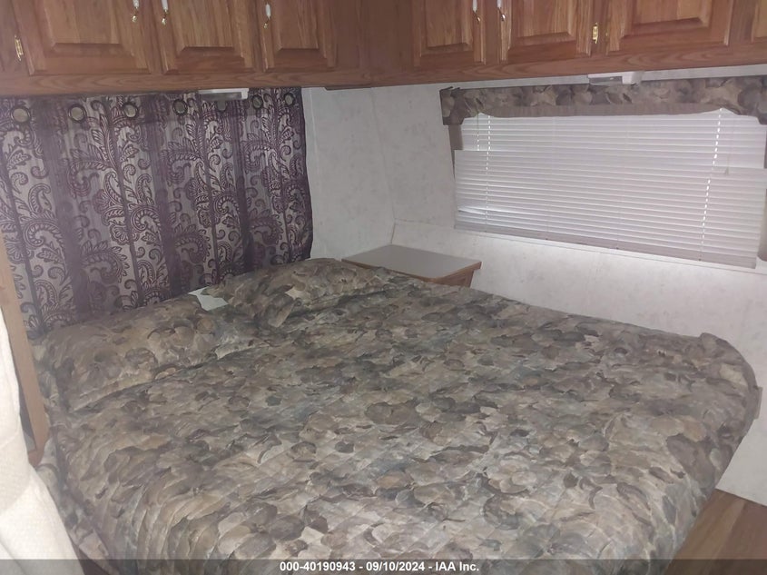 2002 Forest River Wildwood   White vin: 4X4TWDB202C036185
