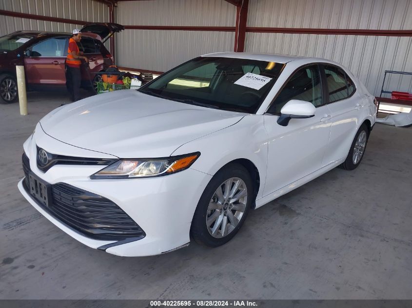 4T1B11HK3JU580500 2018 TOYOTA CAMRY - Image 2