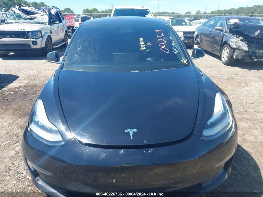 2018 Tesla Model 3 Long Range/Mid Range VIN: 5YJ3E1EA4JF042129 Lot: 40226736