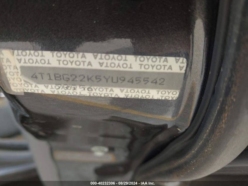 4T1BG22K5YU945542 2000 Toyota Camry Le