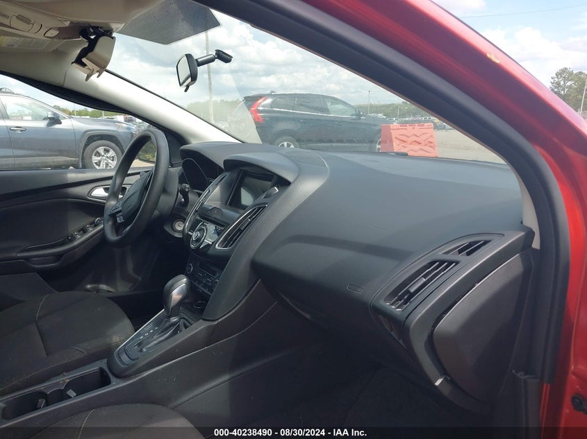 VIN 1FADP3M22JL323627 2018 FORD FOCUS SEL