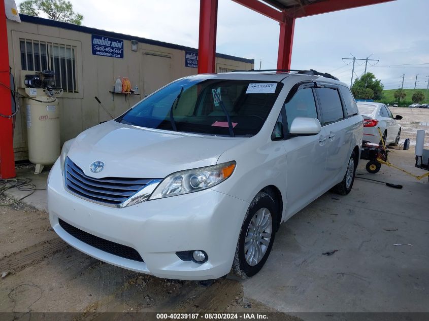 5TDYZ3DC1HS800457 2017 TOYOTA SIENNA - Image 2