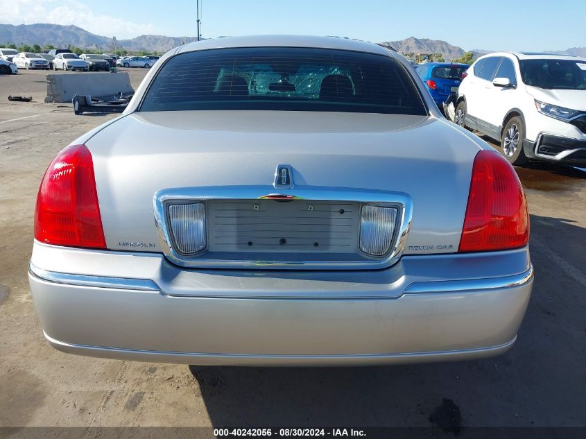 2009 Lincoln Town Car Signature Limited VIN: 2LNHM82V59X636647 Lot: 40242056