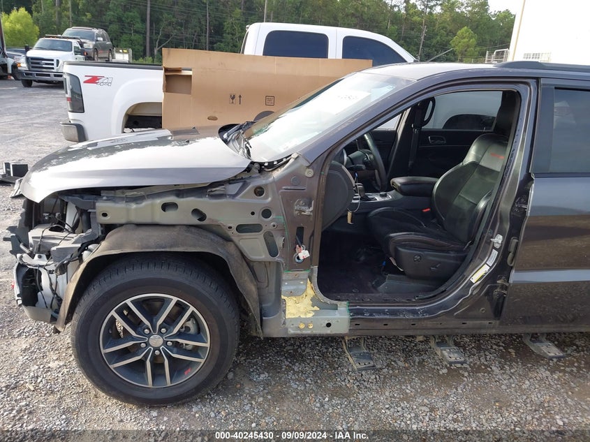 VIN 1C4RJFLG8HC727932 2017 JEEP GRAND CHEROKEE TRAILHAWK 4X4
