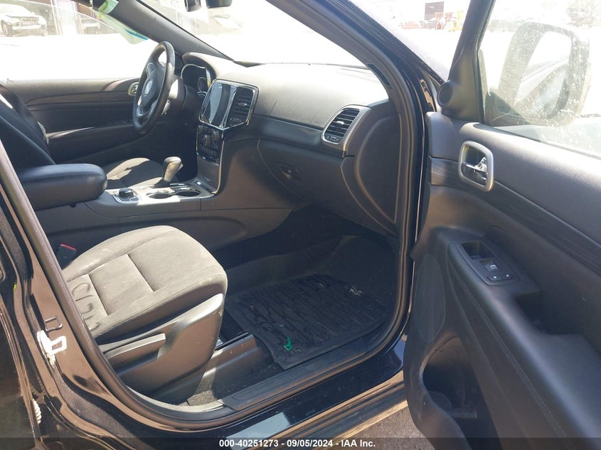 VIN 1C4RJFAGXKC761610 2019 JEEP GRAND CHEROKEE LAREDO