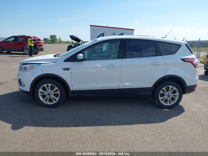 VIN 1FMCU9GD2HUC79885 2017 FORD ESCAPE SE