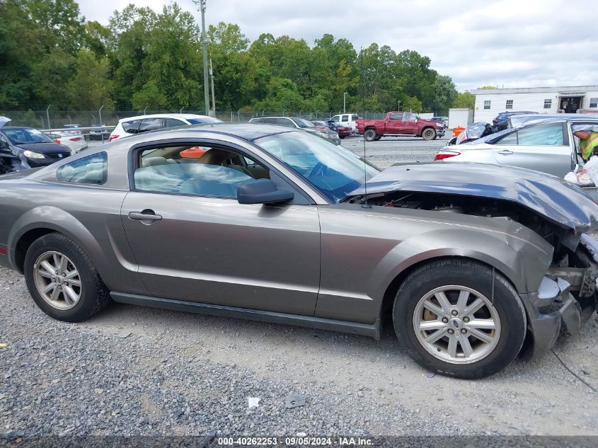 2005 Ford Mustang V6 Deluxe/V6 Premium VIN: 1ZVFT80N455251803 Lot: 40262253