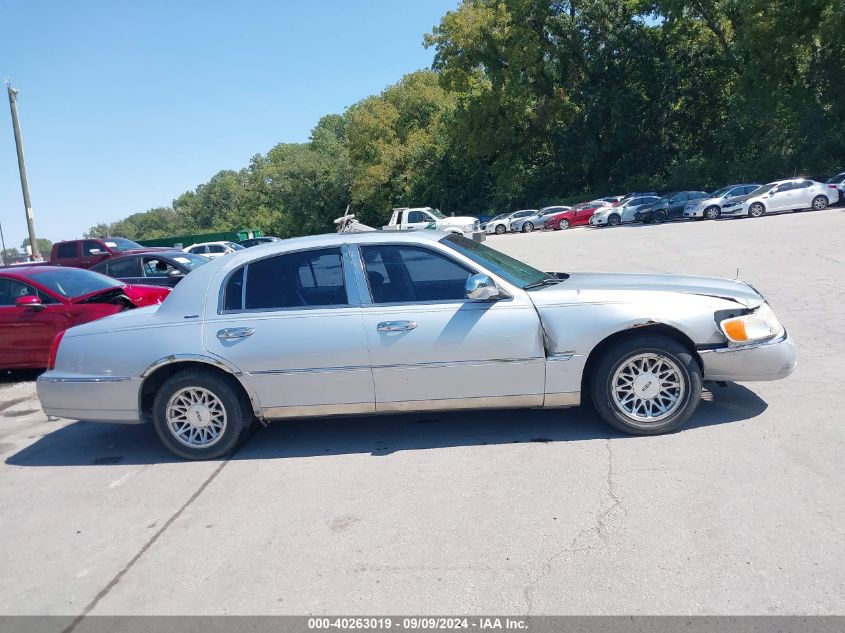 1LNFM82W8WY726659 1998 Lincoln Town Car Signature