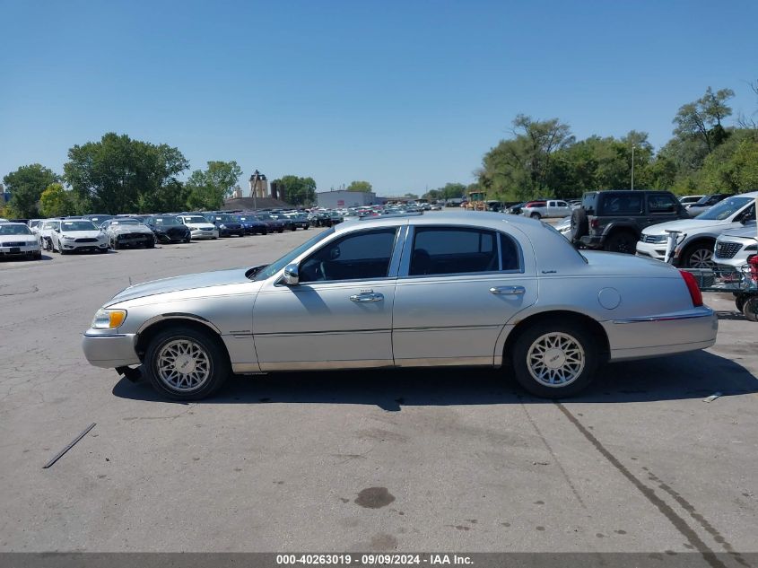 1LNFM82W8WY726659 1998 Lincoln Town Car Signature