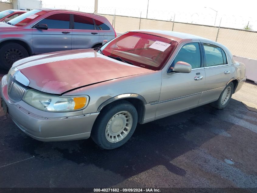 2000 Lincoln Town Car Executive VIN: 1LNHM81W7YY868112 Lot: 40271682