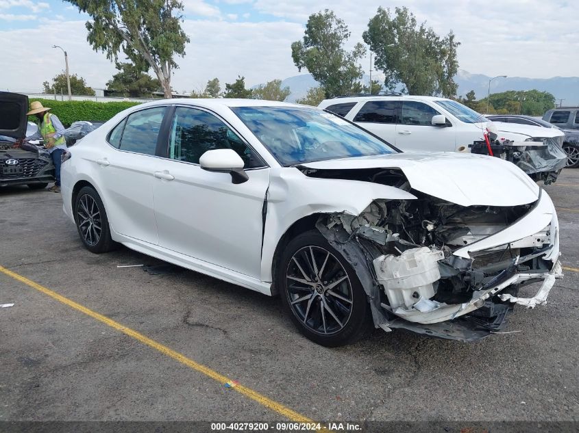 4T1G11AK8MU586555 2021 TOYOTA CAMRY - Image 1