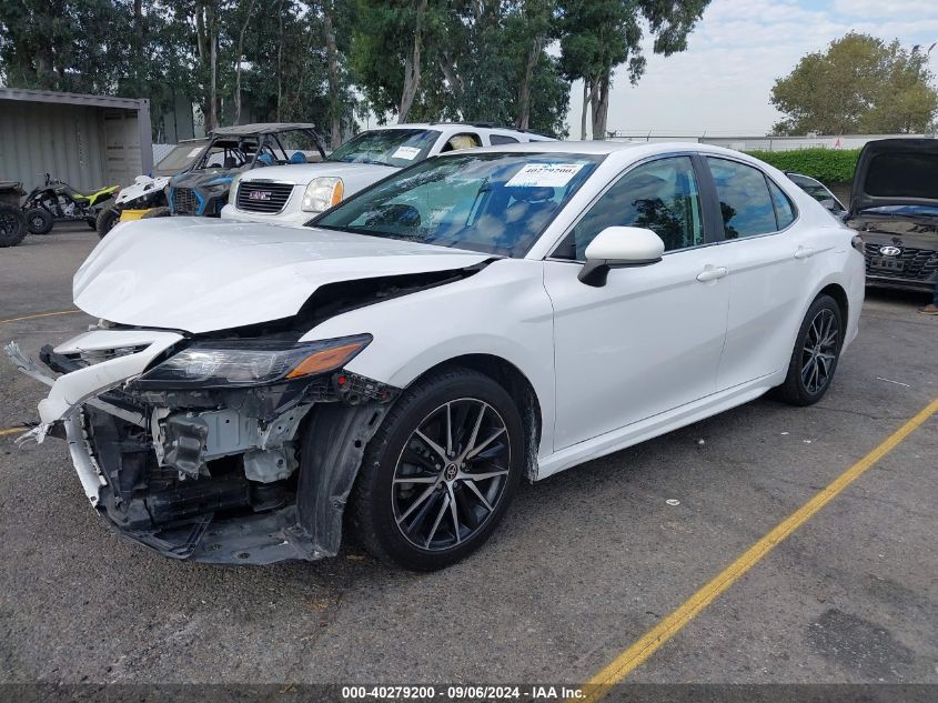 4T1G11AK8MU586555 2021 TOYOTA CAMRY - Image 2