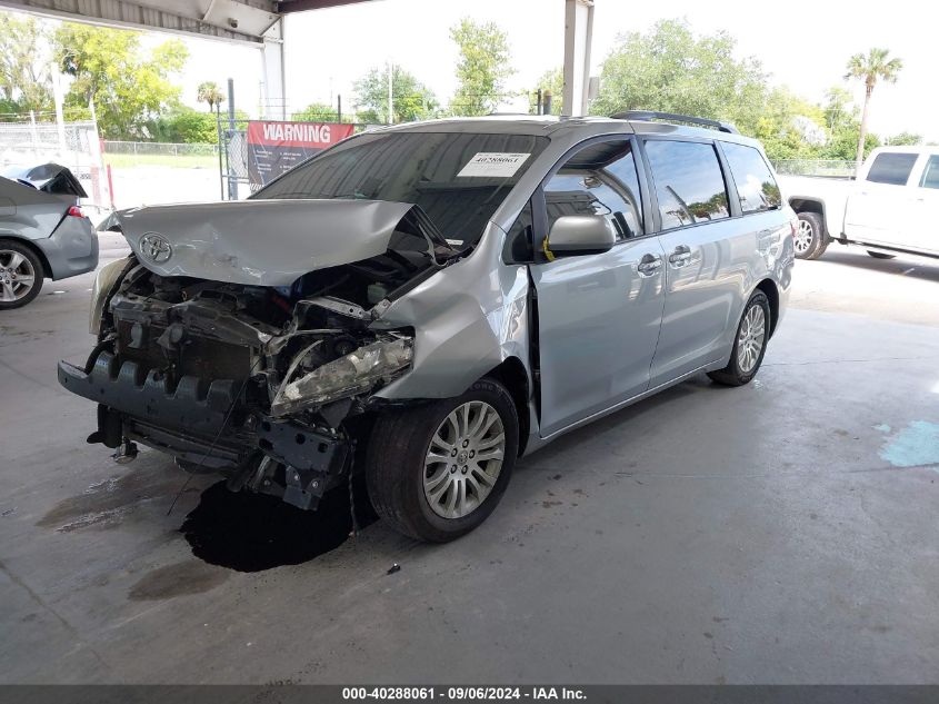 5TDYZ3DC8HS849574 2017 TOYOTA SIENNA - Image 2