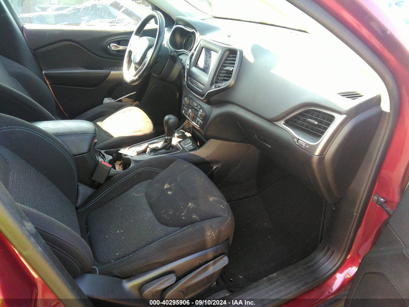 VIN 1C4PJMCB9KD268587 2019 JEEP CHEROKEE LATITUDE 4X4