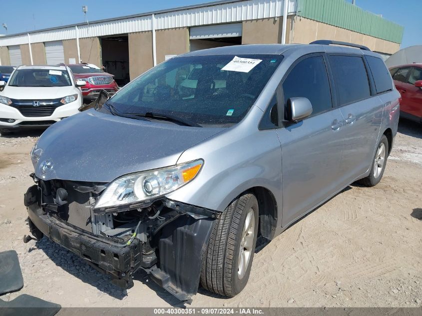 5TDKZ3DC3HS796479 2017 TOYOTA SIENNA - Image 2