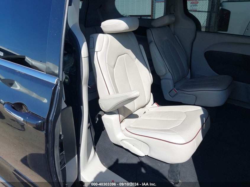 VIN 2C4RC1GG9JR186619 2018 CHRYSLER PACIFICA LIMITED