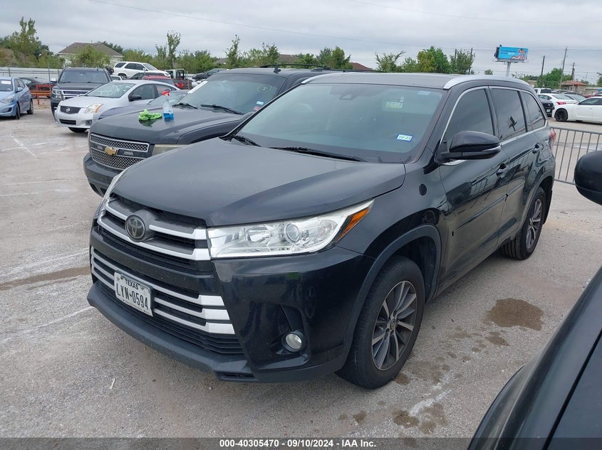 VIN 5TDKZRFH5HS216483 2017 TOYOTA HIGHLANDER XLE