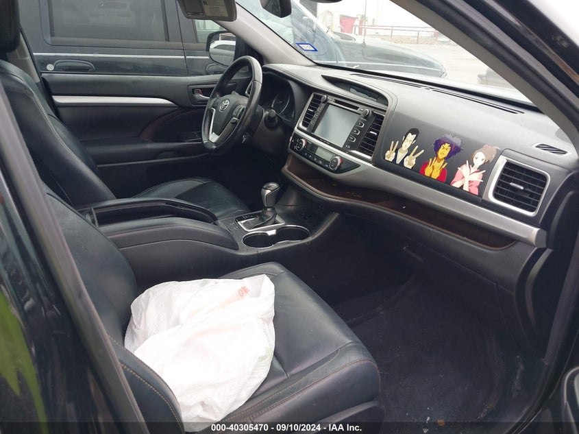 VIN 5TDKZRFH5HS216483 2017 TOYOTA HIGHLANDER XLE