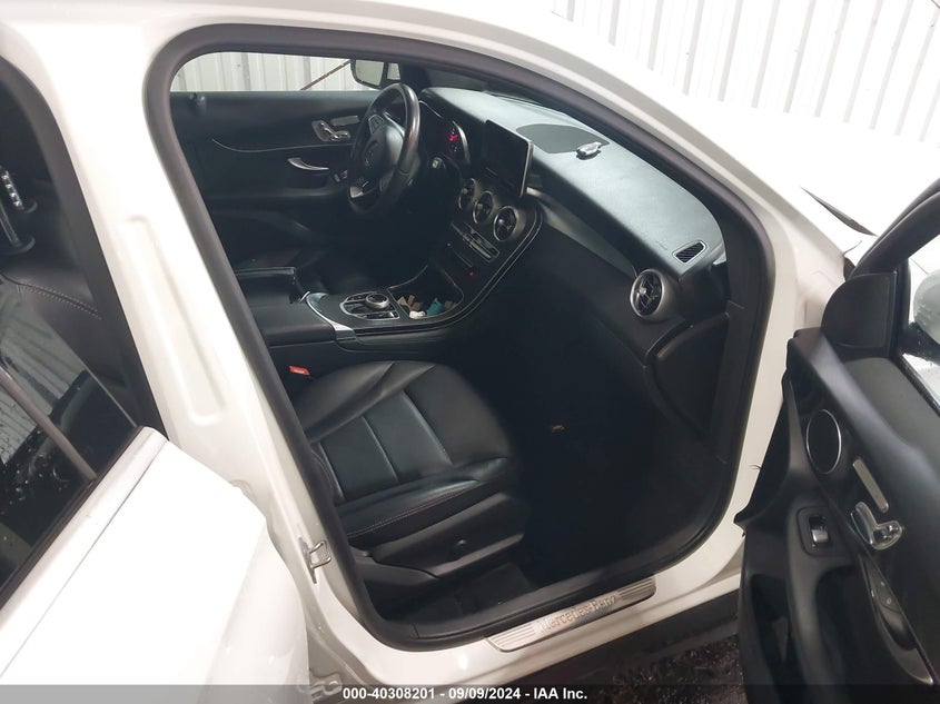 VIN WDC0G4JBXJV058909 2018 MERCEDES-BENZ GLC 300