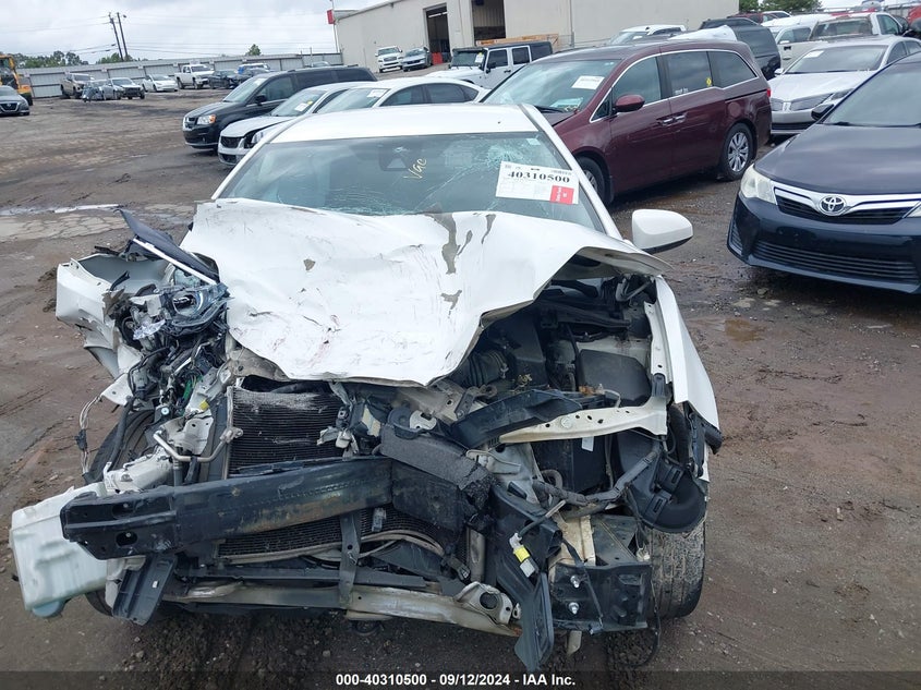 VIN 2T1BURHE9JC052204 2018 TOYOTA COROLLA LE