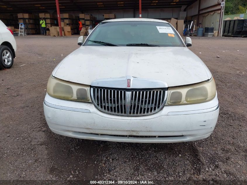 2000 Lincoln Town Car Executive VIN: 1LNHM81W0YY784522 Lot: 40312364