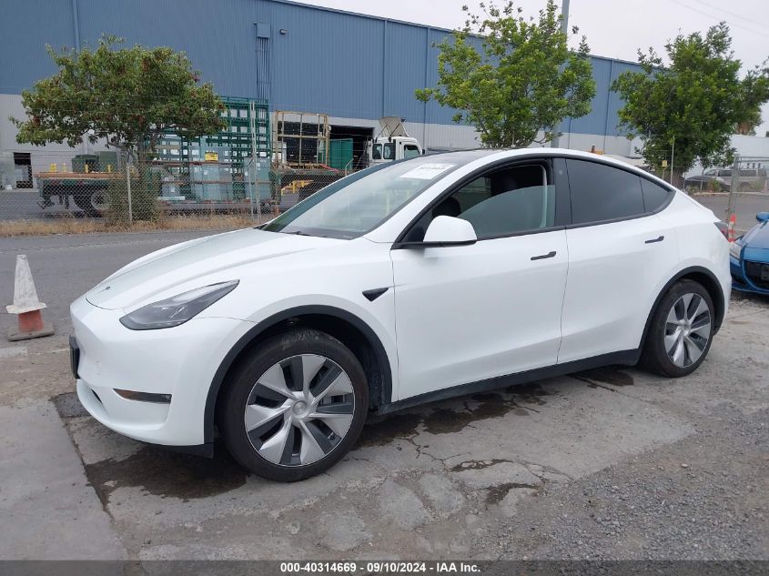 7SAYGDEE0PF749275 2023 TESLA MODEL Y - Image 2