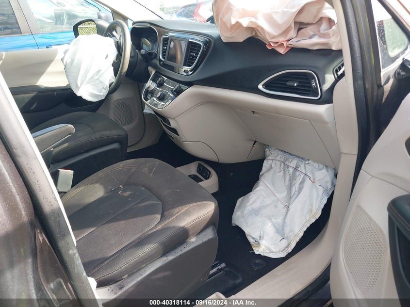 VIN 2C4RC1DG4JR177749 2018 CHRYSLER PACIFICA TOURING