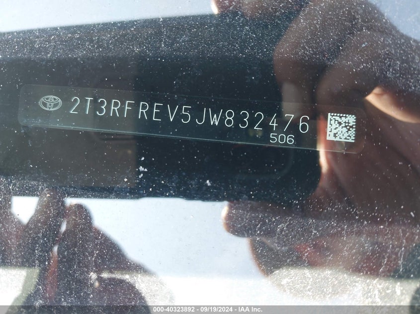 2018 TOYOTA RAV4 XLE VIN: 2T3RFREV5JW832476