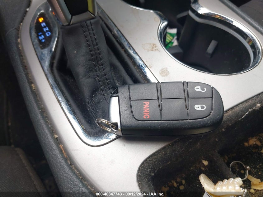 VIN 1C4RJFAG8KC528163 2019 JEEP GRAND CHEROKEE LAREDO E 4X4