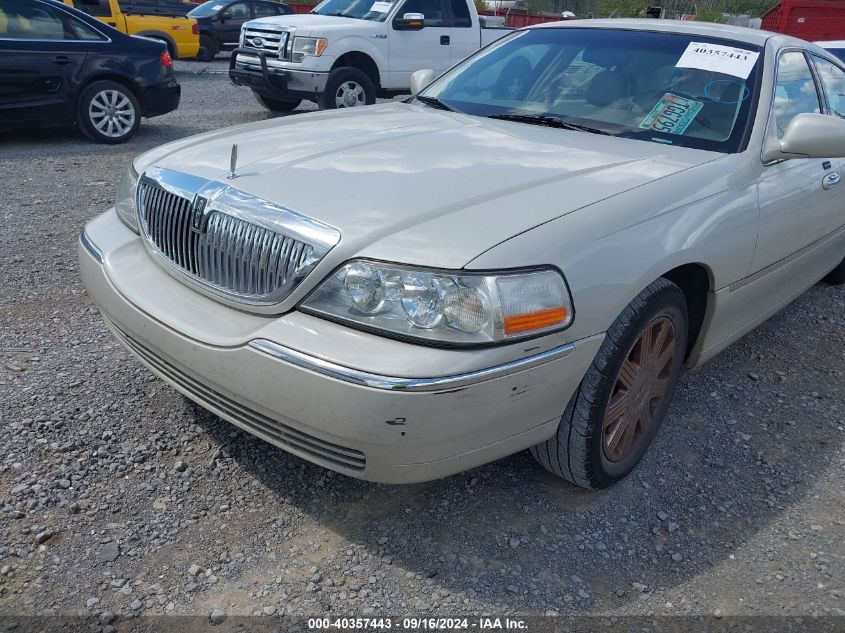 2005 Lincoln Town Car Signature Limited VIN: 1LNHM82W35Y647360 Lot: 40357443