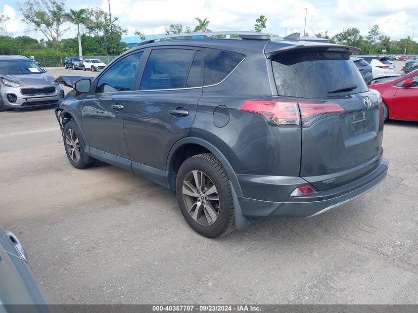 VIN 2T3WFREV0JW492608 2018 TOYOTA RAV4 XLE