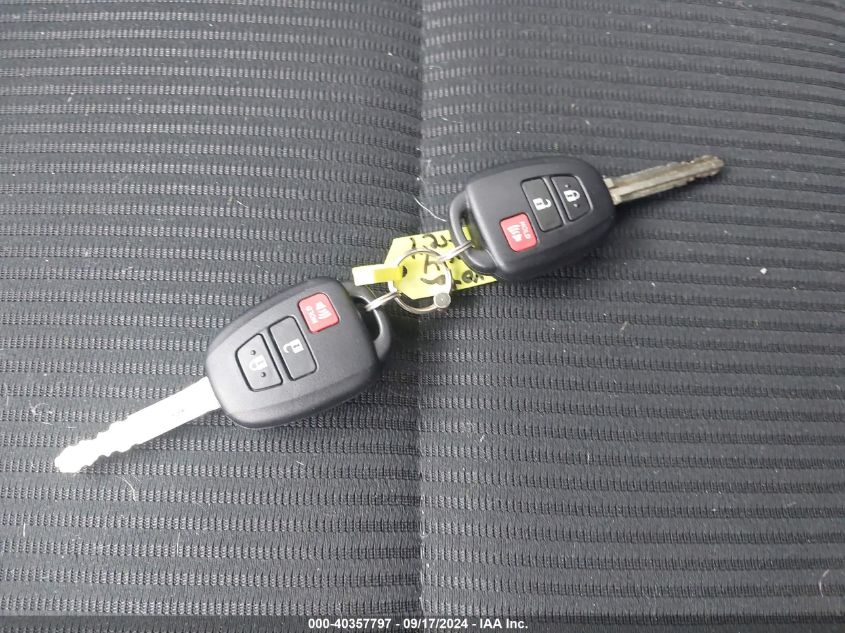 2T3BFREV8HW656714 2017 Toyota Rav4 Le